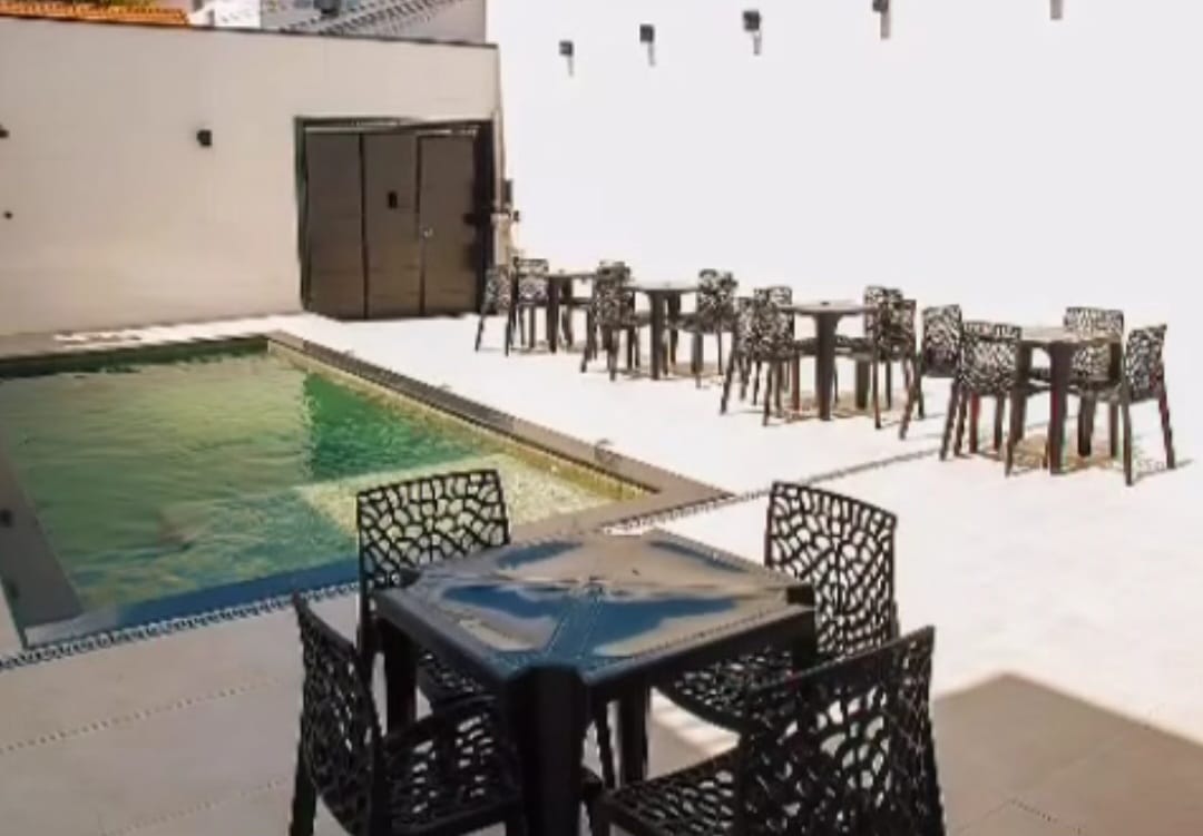 Vista do espaço com piscina